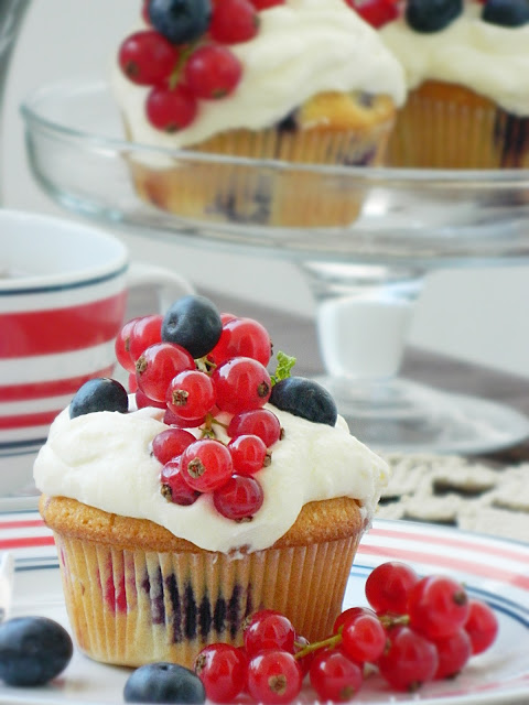 Dr Ola&amp;#39;s kitchen: Red Currant Blueberry cream Cupcakes (Johannisbeere ...