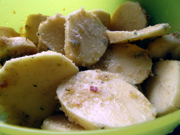 Pečeni smuđ sa začinskim travama 6 korak pripreme Baked perch with herb stuffing by Laka kuharica: add olive oil and spice filling to the potatoes