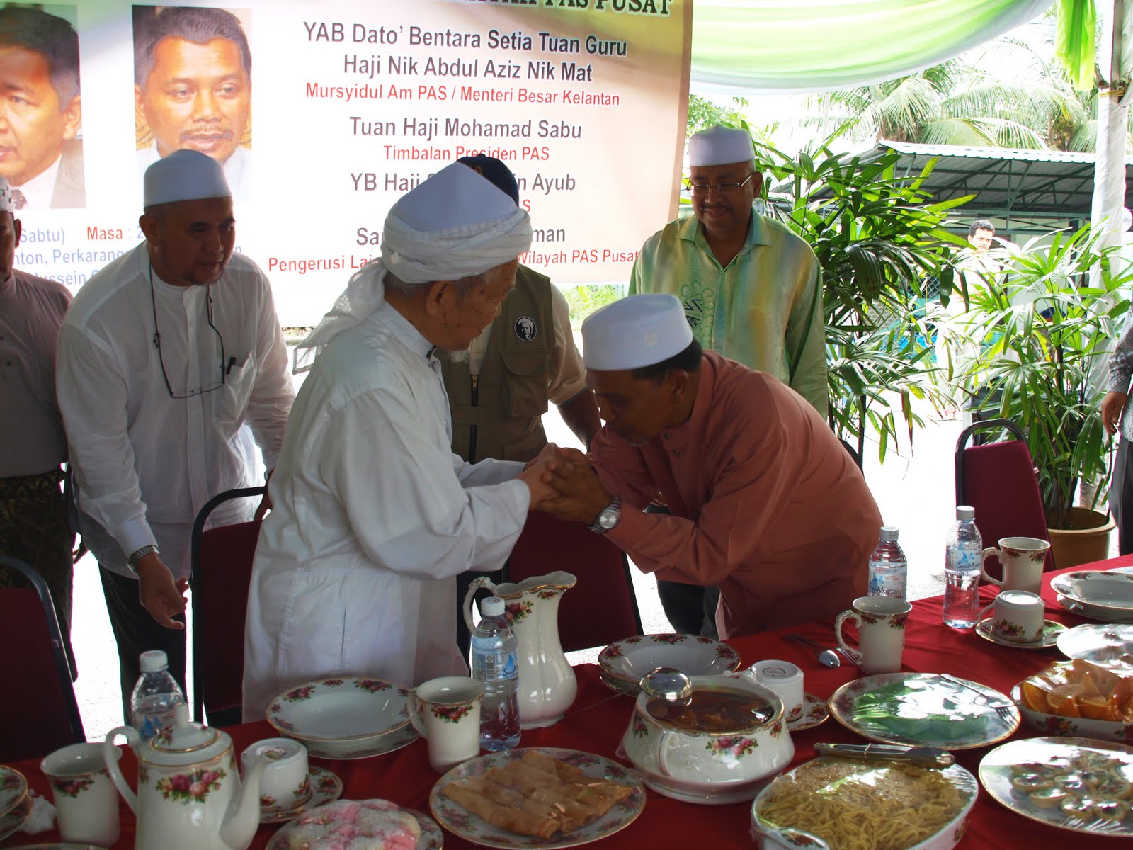 Dr Shafie Abu Bakar: TG Dato` Nik Abdul Aziz Di Hi Tea 