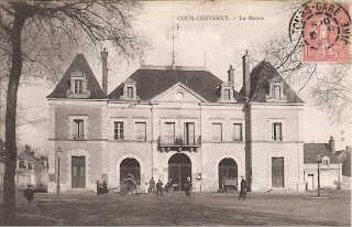 Aux abords de la Mairie - Cour-Cheverny