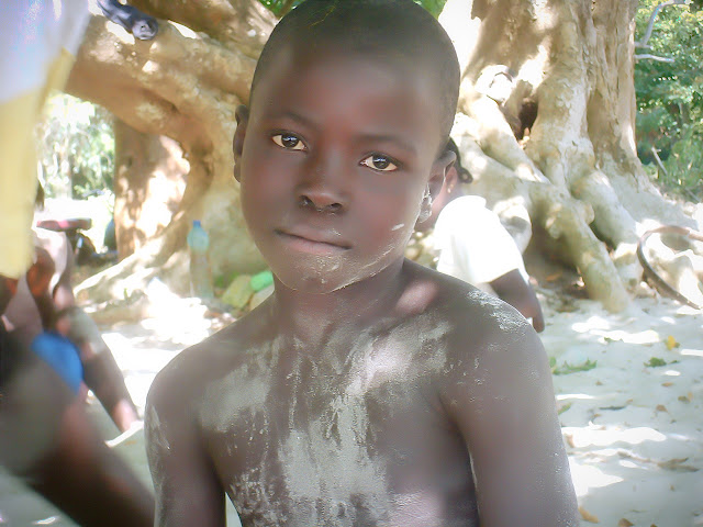 Dulce mirada de un niño africano en un entorno muy pobre