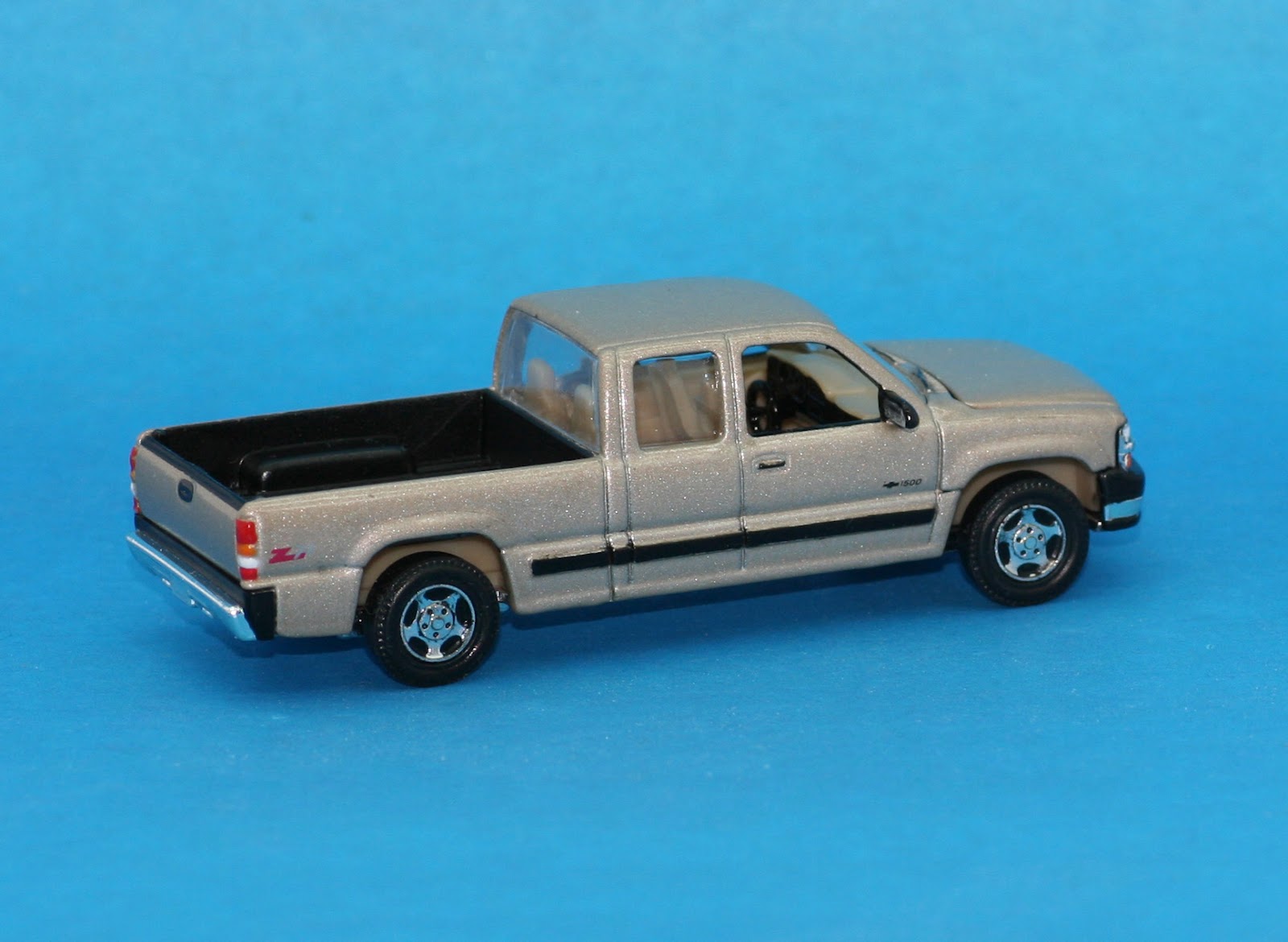 Incredible Mini Garage: Chevrolet Silverado 1999 ERTL 1/64