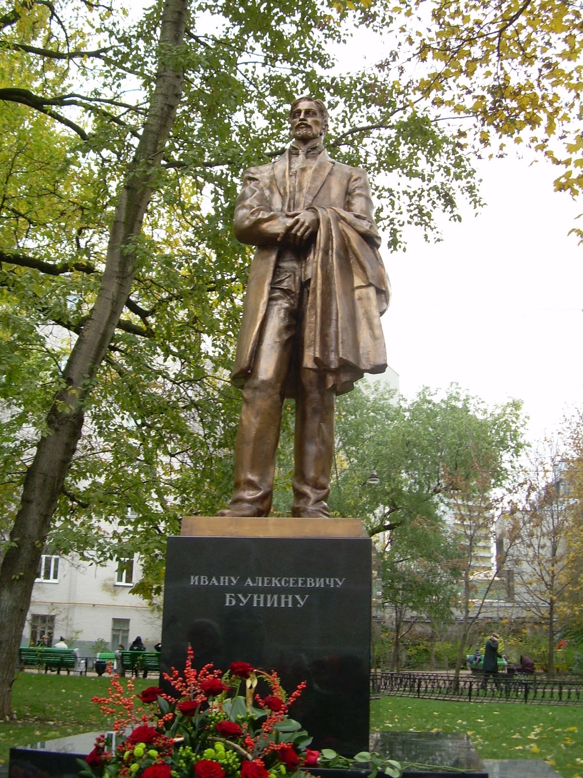 памятник бунину в париже
