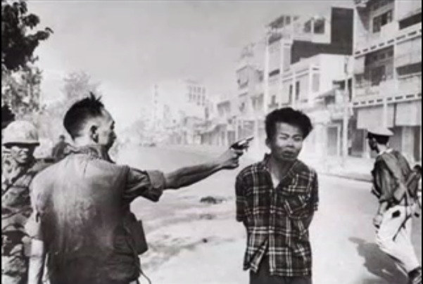 Nguyễn Ngọc Loan executing Nguyễn Văn Lém