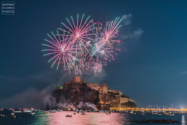 Antiche tradizioni dell' Isola d' Ischia, Festa a mare agli scogli di Sant' Anna, Festa di Sant'Anna 2018, foto Ischia, fotografare i fuochi d'artificio, Incendio del Castello Aragonese Ischia, 