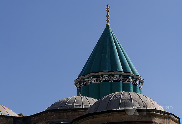 Zakon Wirujących Derwiszy i Muzeum Mevlany z turkusową kopułą to jedna z największych atrakcji turystycznych miejscowości Konya u podnóży gór Taurus w Turcji 