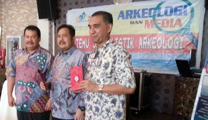 Balai Arkeologi Maluku Masyarakatkan Sejarah Melalui Media Ambon, Malukupost.com - Balai Arkeologi Maluku melaksanakan program temu jurnalis dan arkeolog sebagai upaya memasyarakatkan sejarah dan budaya melalui media. Kepala Balai Arkeologi Maluku Muhammad Husni menyatakan, temu jurnalis dan arkeolog merupakan upaya untuk memperkenalkan sejarah budaya ke masyarakat melalui hasil publikasi media cetak, elektronik maupun online di kota Ambon ke masyarakat.