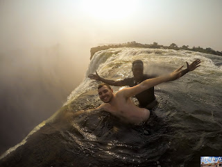 La piscine du diable devil's pool aux chutes victoria Zambie falls La piscine du diable devil's pool aux chutes victoria Zambie falls