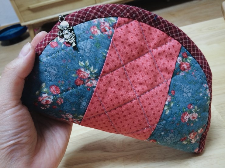 How to make a cute quilted cosmetic zippered bag! Quilting and patchwork. DIY Tutorial.