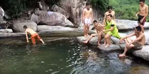Quảng Ngãi: Sau lễ khai giảng, 2 học sinh tắm suối bị đuối nước tử vong