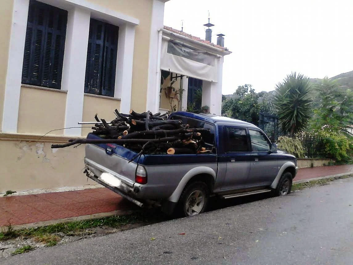 Κύμη: Δημοτικός σύμβουλος του Μπουραντά φόρτωσε ξύλα το ιδιωτικό του αυτοκίνητο (ΦΩΤΟ)