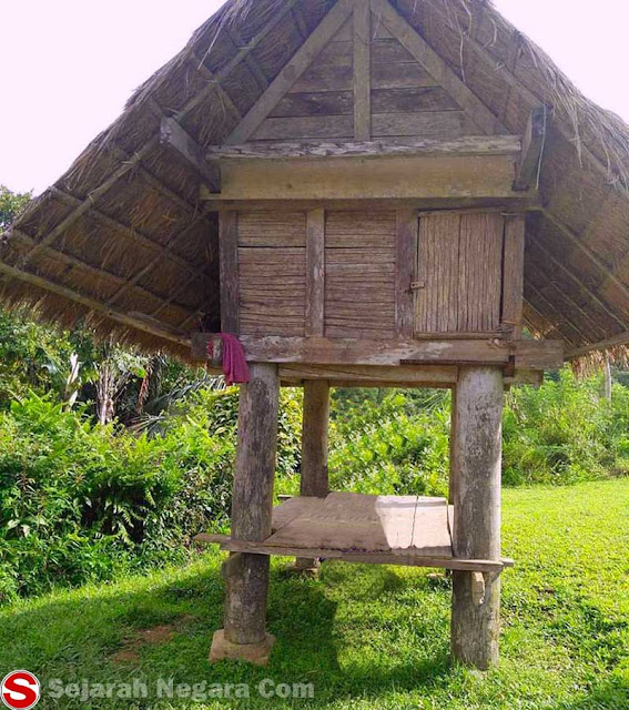 Gambar Rumah Adat Sulawesi Barat Bagi Anda yang kini sedang mencari gambar rumah Adat Sulawesi Barat Gambar Rumah Adat Sulawesi Barat