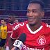 Jogador do Inter leva jato de água nas costas e solta palavrão ao vivo na Globo