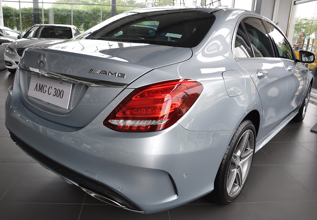 Thiết kế Đuôi xe Mercedes C300 AMG Đuôi xe Mercedes C300 AMG thiết kế cân đối với nhiều tình năng hiện đại