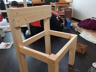 DIYキッズチェアの骨組みと背もたれ