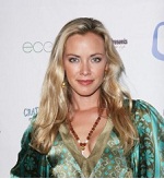 Kristanna Loken memakai kalung jenitri