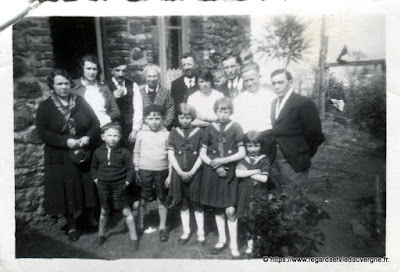 Photo noir et blanc ancienne : autre famille en tenue du dimanche Photo noir et blanc ancienne : autre famille en tenue du dimanche