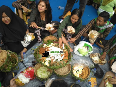makan bersama, tumpeng, ritual ruwat bumi tidar magelang