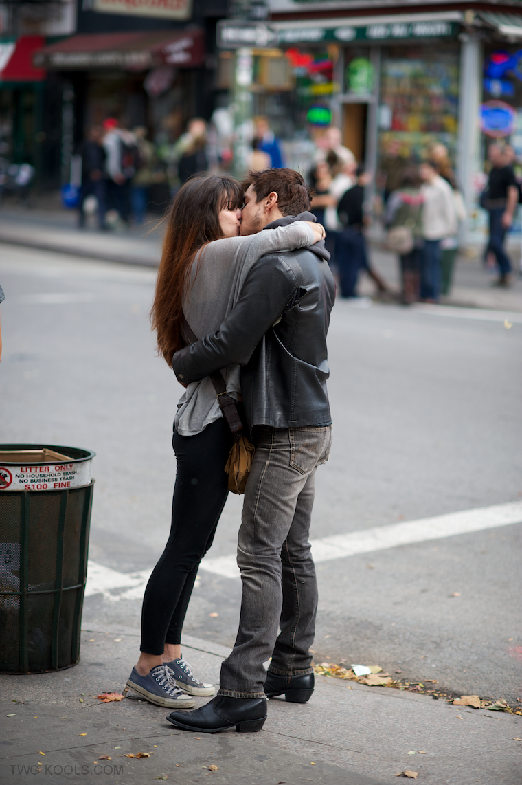 Парень целуется на улице. Поцелуй на улице. Целуются на улице. Американский поцелуй на улице. Целующиеся пары.