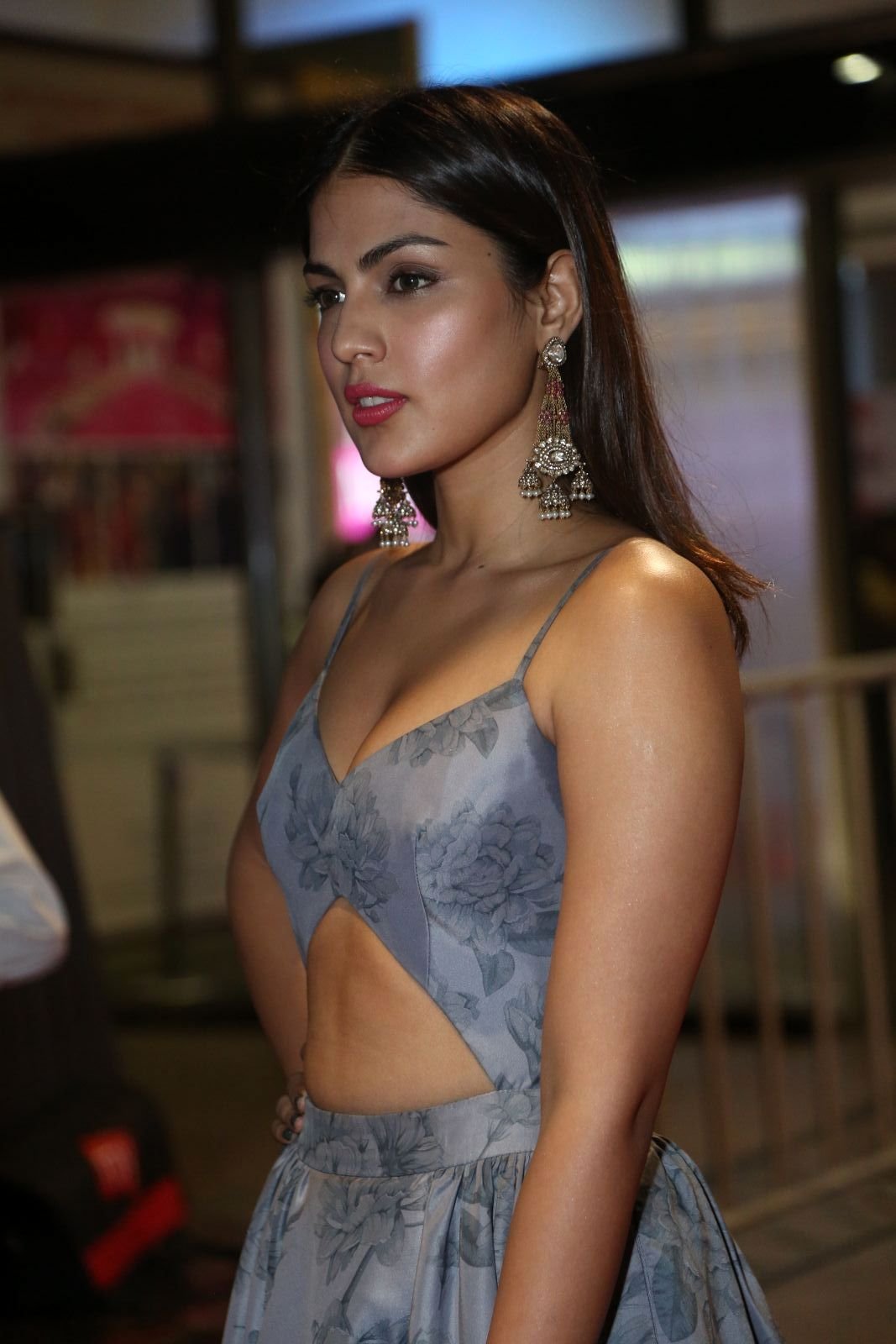 Rhea Chakraborty Looks Irresistibly Sexy At The Jio Filmfare South Awards 2017