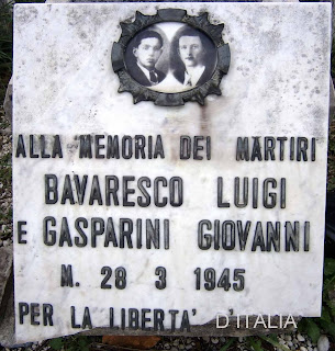La lapide alla base del cippo dedicato ai partigiani Bavaresco e Gasparini