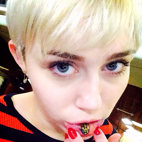 tatuaje en el labio de Miley Cyrus