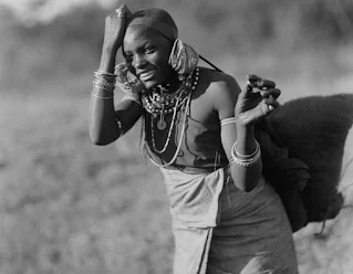 Rift Valley Nairobi Kikuyu woman on the road home to Nairobi 1920