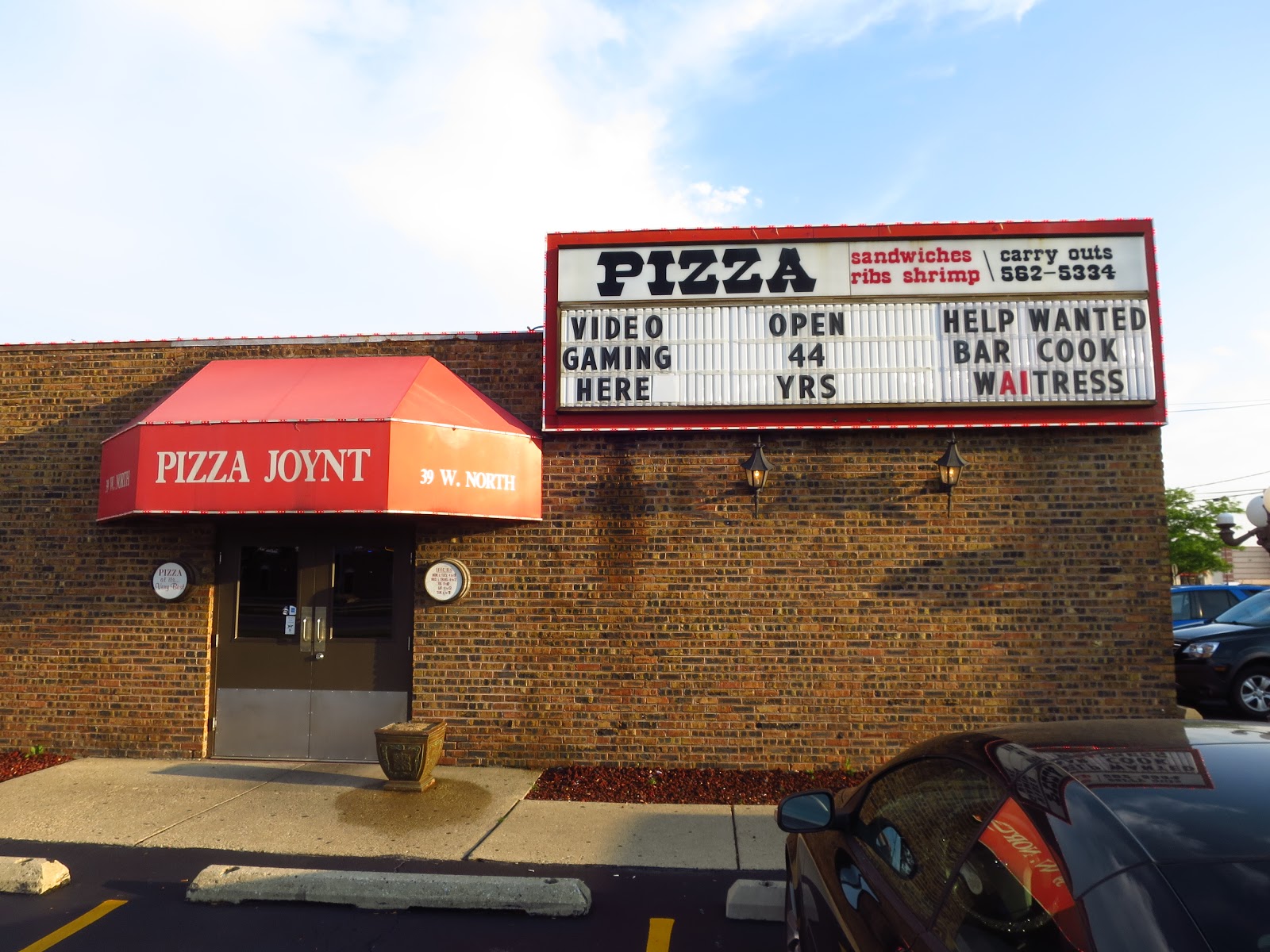 Smokin' Chokin' and Chowing with the King Perry's Pizza Joynt