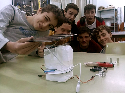 Alumnos de 4º de ESO con su primer prototipo de un sistema motor capaz de orientar una placa solar fotovoltaica hacia cualquier foco de luz.