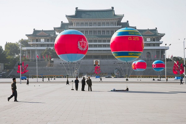 globos aerostáticos con banderas de North Korea flotando sobre una plaza