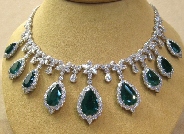 Stunning White Diamond Necklaces For Women - Fashion Photos