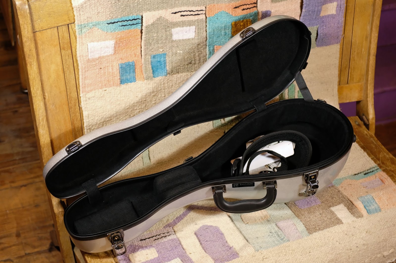 2018 Eastman Fiberglass Bowlback Mandolin Case