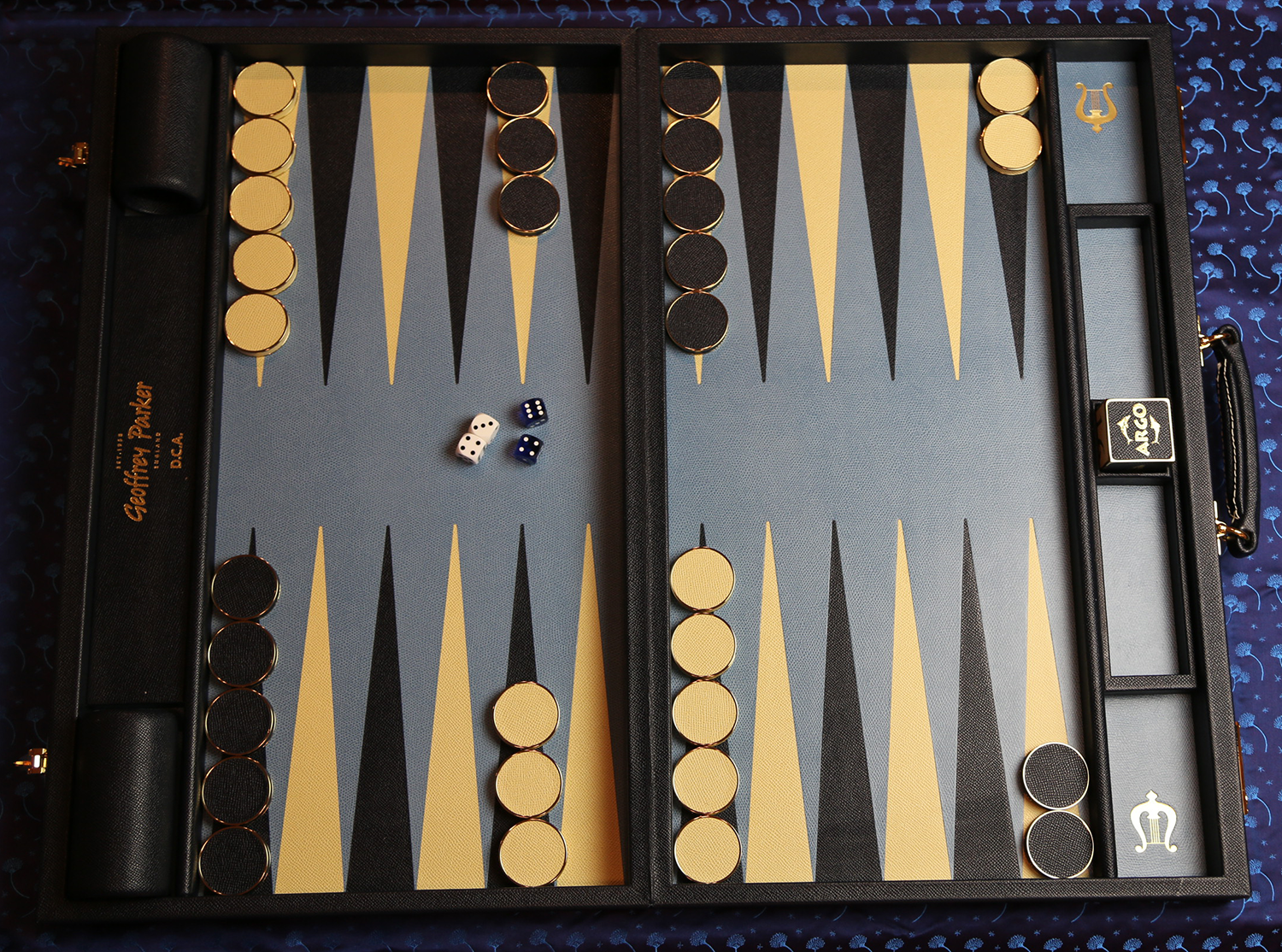 Игра нарды турнир. Нарды бэкгаммон короткие. Backgammon короткие нарды. Нарды короткие турнир Backgammon. Длнинныекороткие нарды.