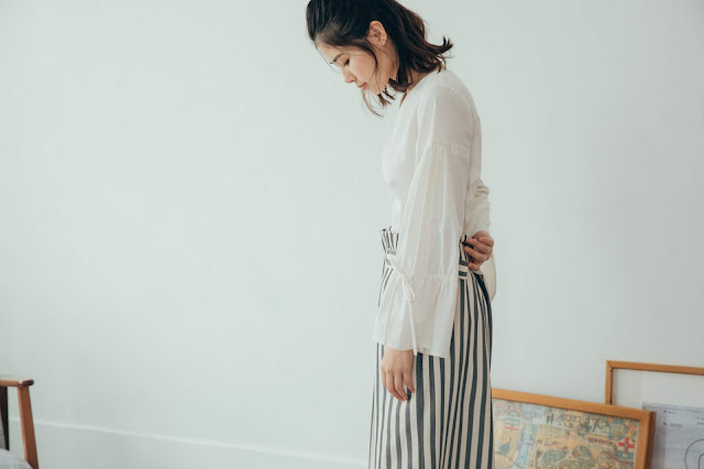 小屋夢鏡v領造型袖上衣-折光白