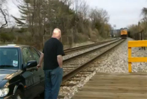 Video : さて、この男性はどうやって、列車の衝突を免れるのでしょう ? !