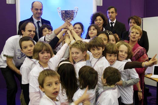 Jean-Michel Blanquer au salon de la porte de Versaille avec les élèves des cours d'échecs de l'école des Tilleuls