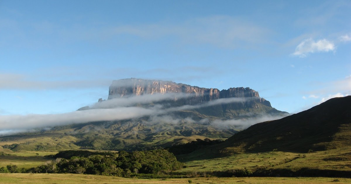 Самый высокий водопад гвианском плоскогорье. Венесуэла плато Рорайма. Гвианское Нагорье. Столовая гора Венесуэла. Гайана Джорджтаун Гвианское плоскогорье.