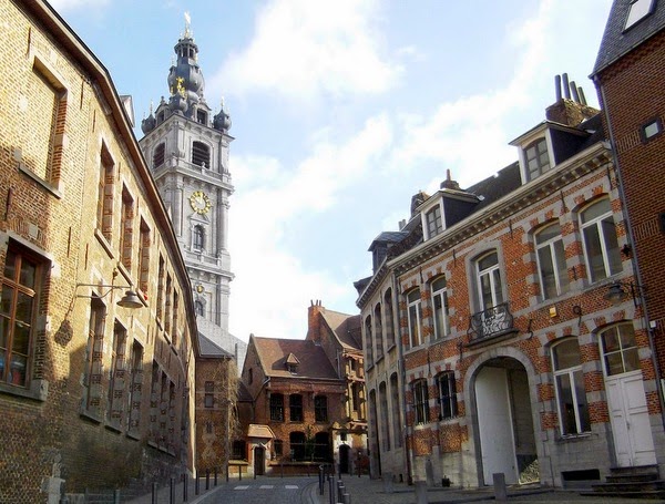 Calle de Mons con la Casa Española al fondo (Mons, Bélgica)