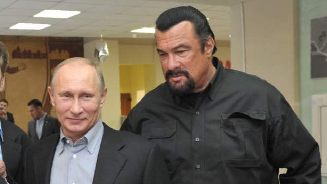 Rusia nombra a Steven Seagal como enviado especial El presidente ruso Vladimir Putin junto al actor Steven Seagal