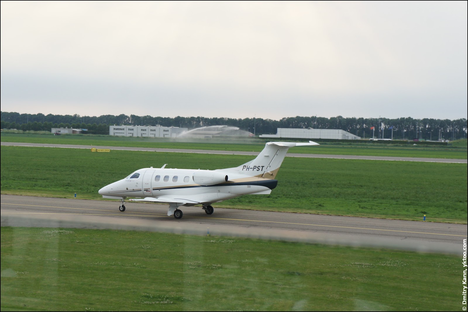 Embraer Phenom 100.