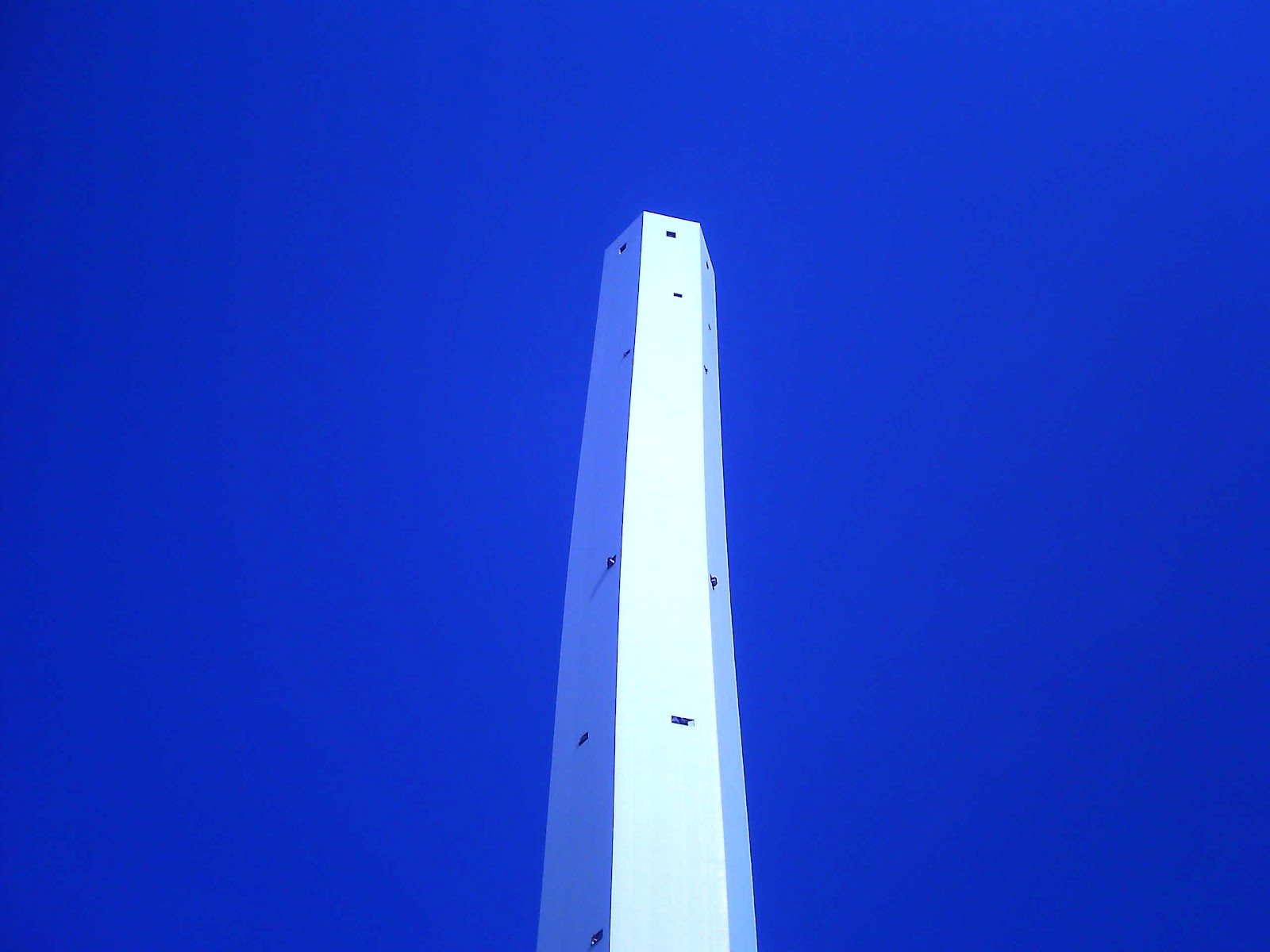 やっかいな日に限って空は激しく晴れている。 3/12 白い巨塔