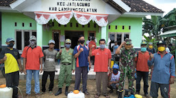 Desa Jati Mulyo dan Purwotani Jelang Idul Fitri bagikan Masker dan Semprotkan Disinfektan