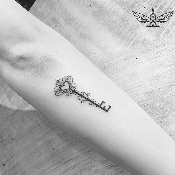 Tatuagem feminina de chave Tatuagem feminina de chave
