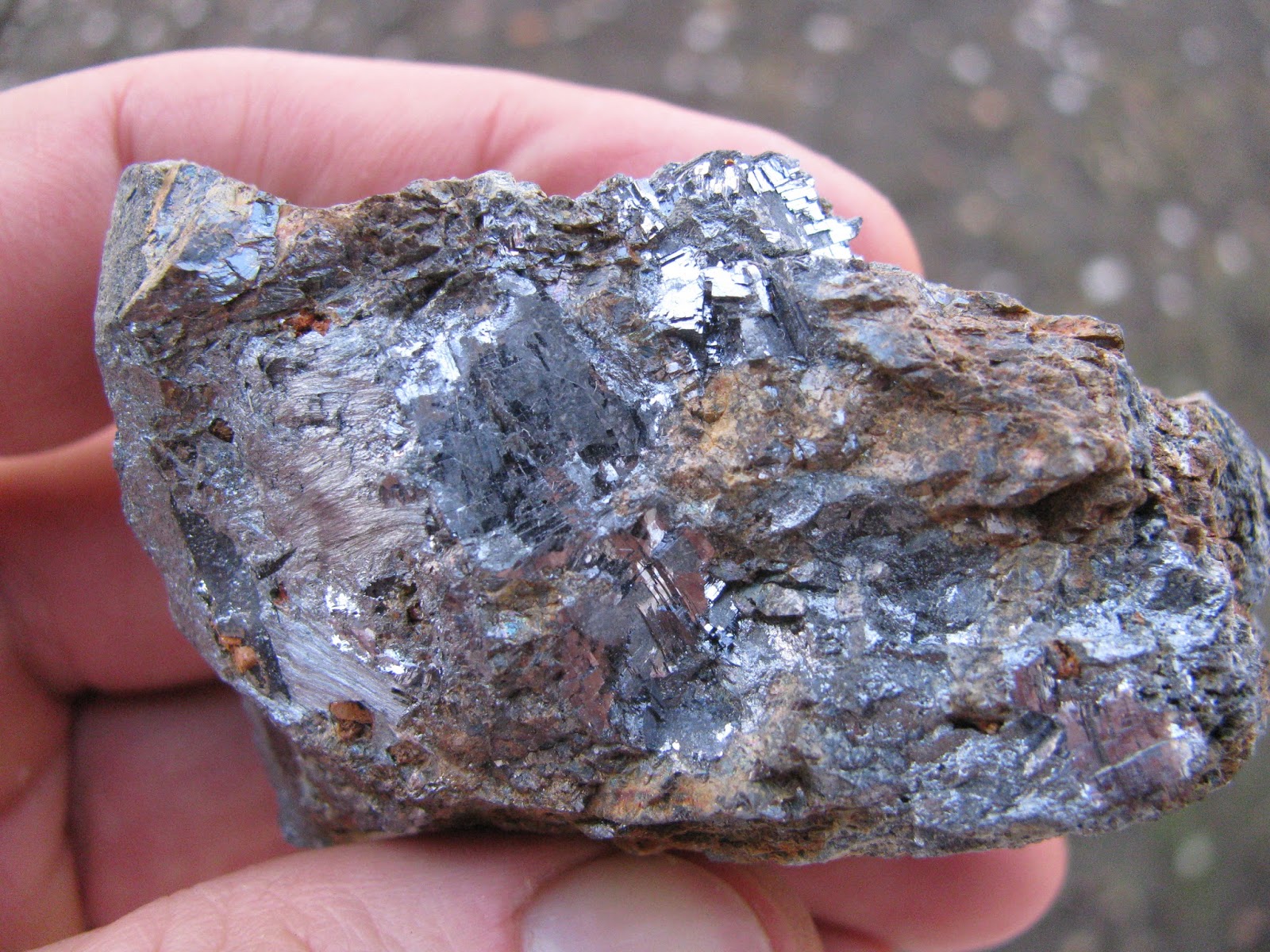 халькопирит минерал кристалл. халькопирит (медный колчедан) – cufes2. комплексные руды. излом барита. минералы пирит и халькопирит.