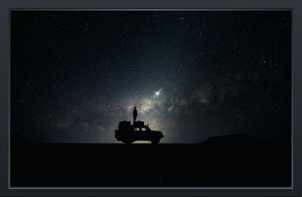 Une Voiture Sous un Ciel Étoilé - Fond d'Écran en Full HD