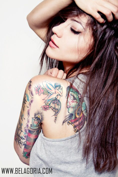 Fotografía de una mujer joven, lleva tatuaje de hada en el omoplato
