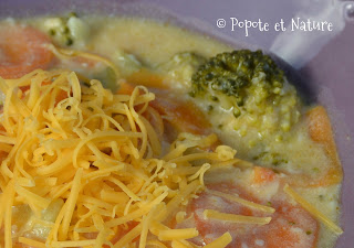 Soupe paysanne aux brocolis et au cheddar © Popote et Nature Soupe paysanne aux brocolis et au cheddar