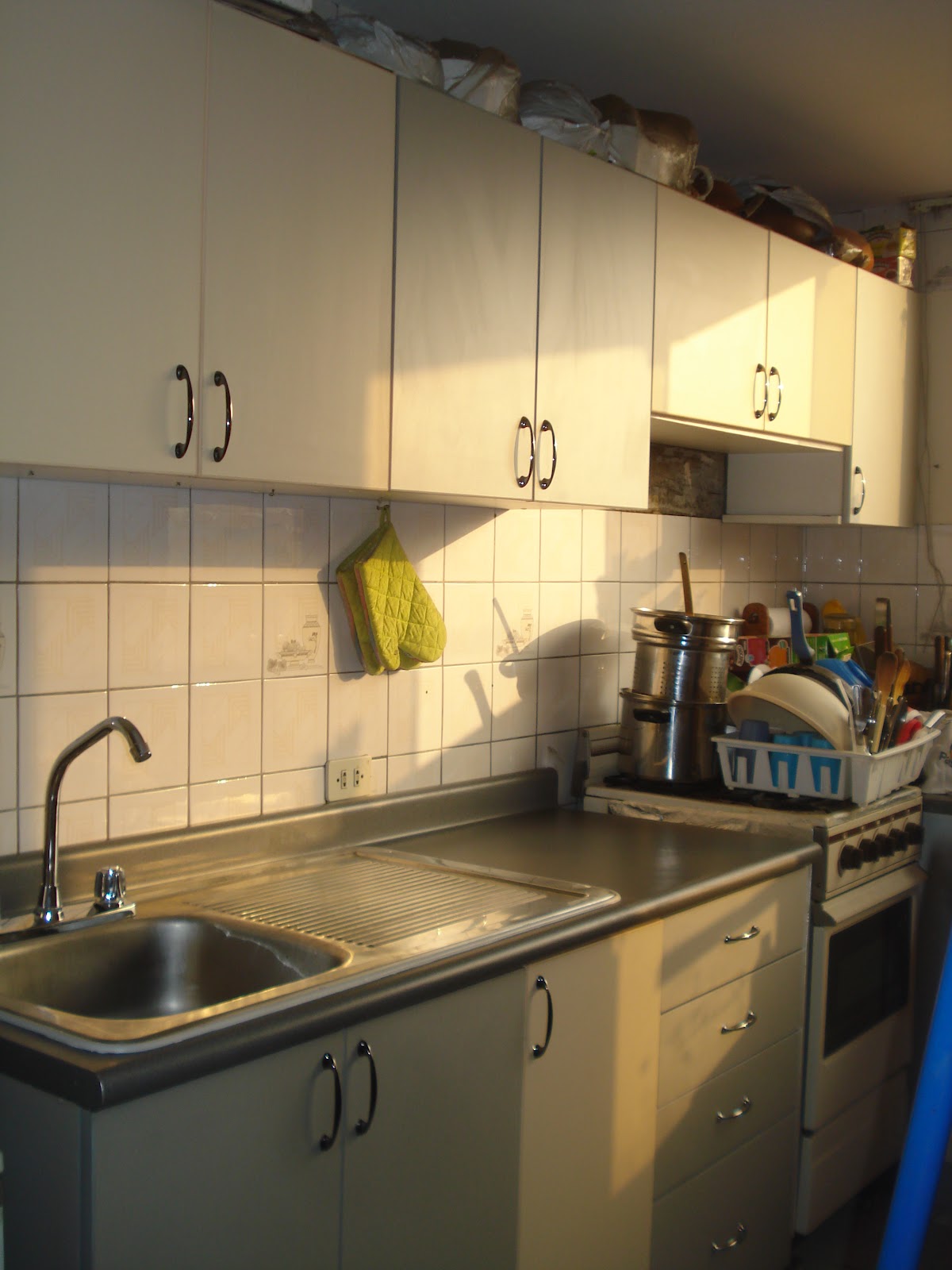 carpinteria y ebanisteria: repostero de melamina color aluminio y almendra