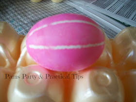 Use rubber bands to make lengthwise stripes on egg 