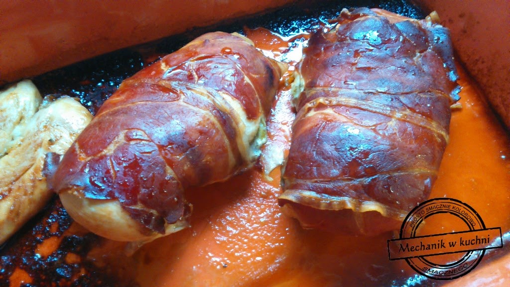 Pierś kurczaka nadziewana pesto pieczona w dojrzewającej szynce Mechanik w kuchni
